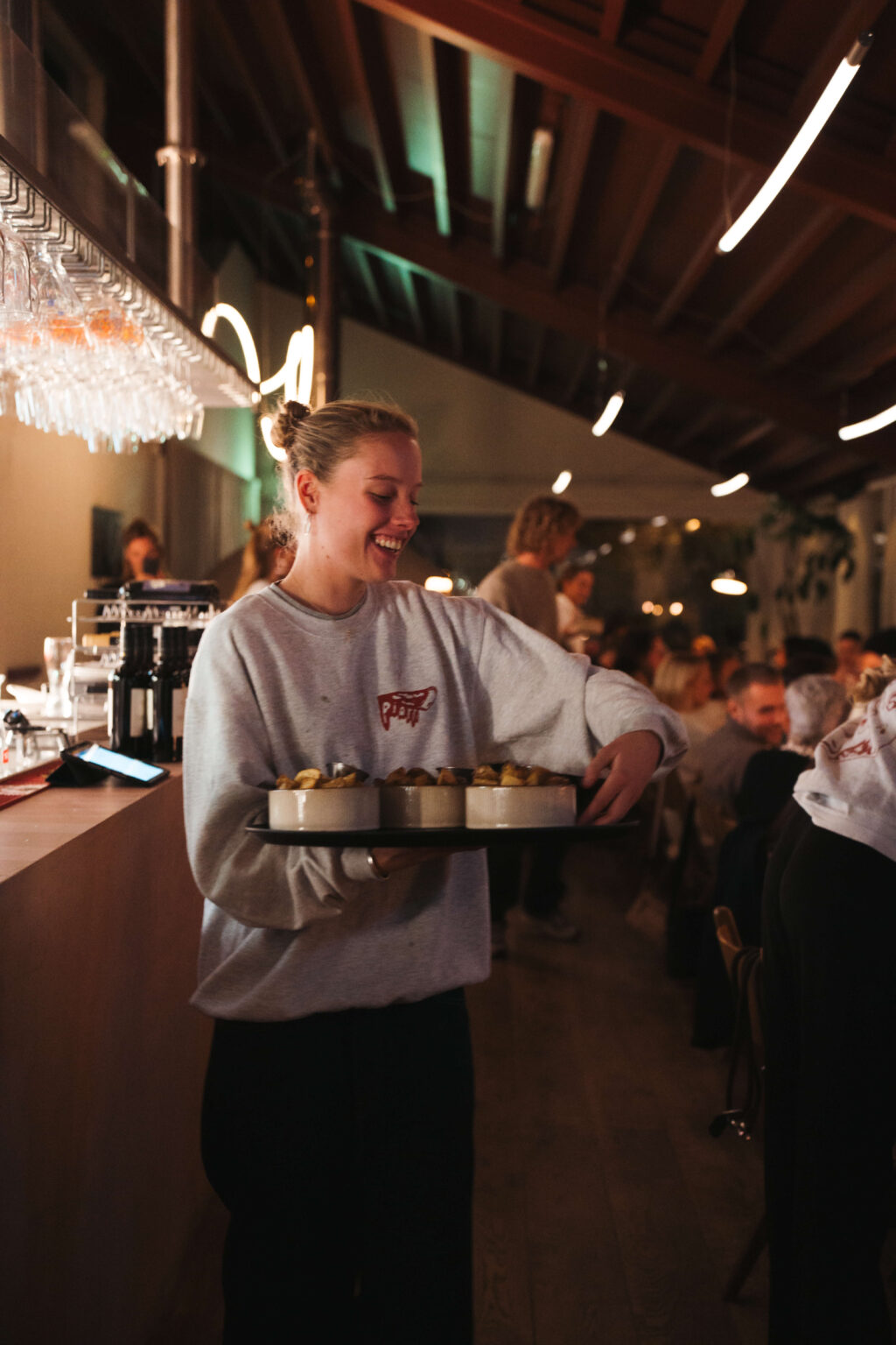 Foto van een lachend meisje die eten aan het uitserveren is