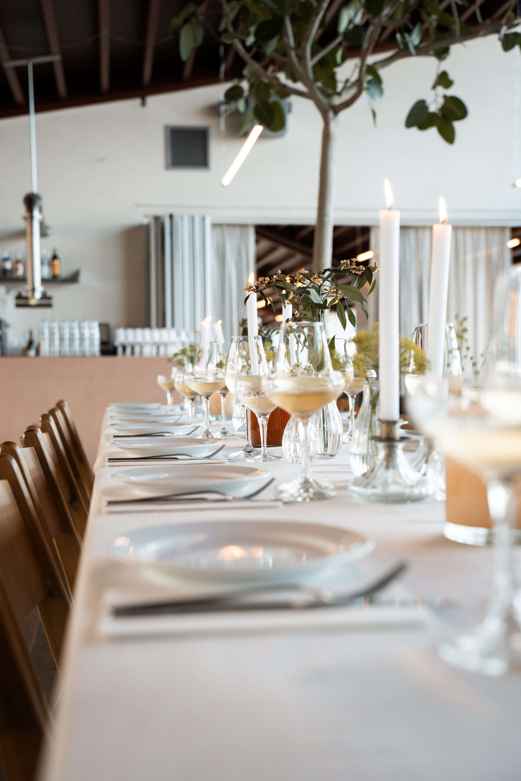 Foto van gevulde wijnglazen op een ingedekte tafel