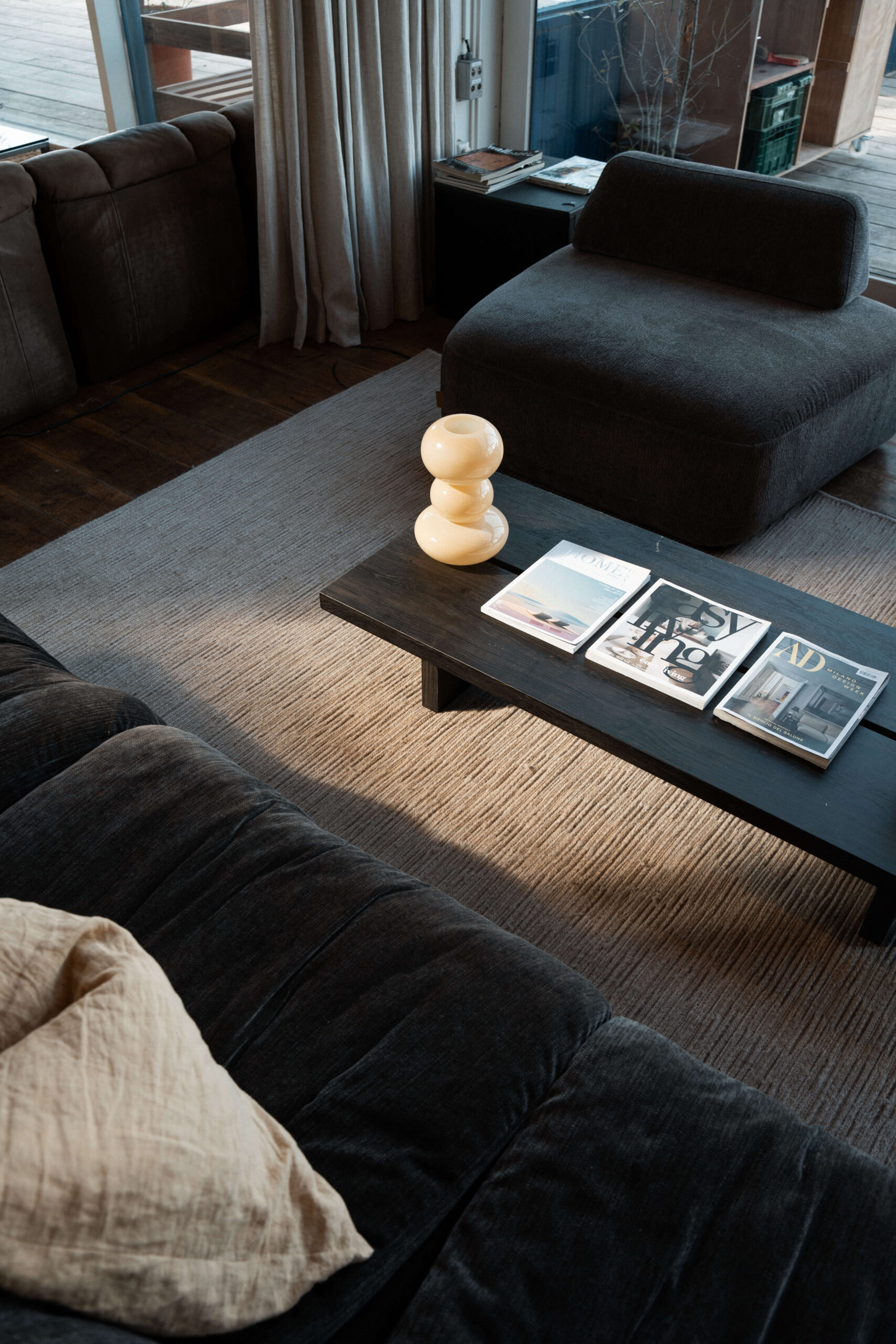 Foto van een vaas op een zwarte tafel