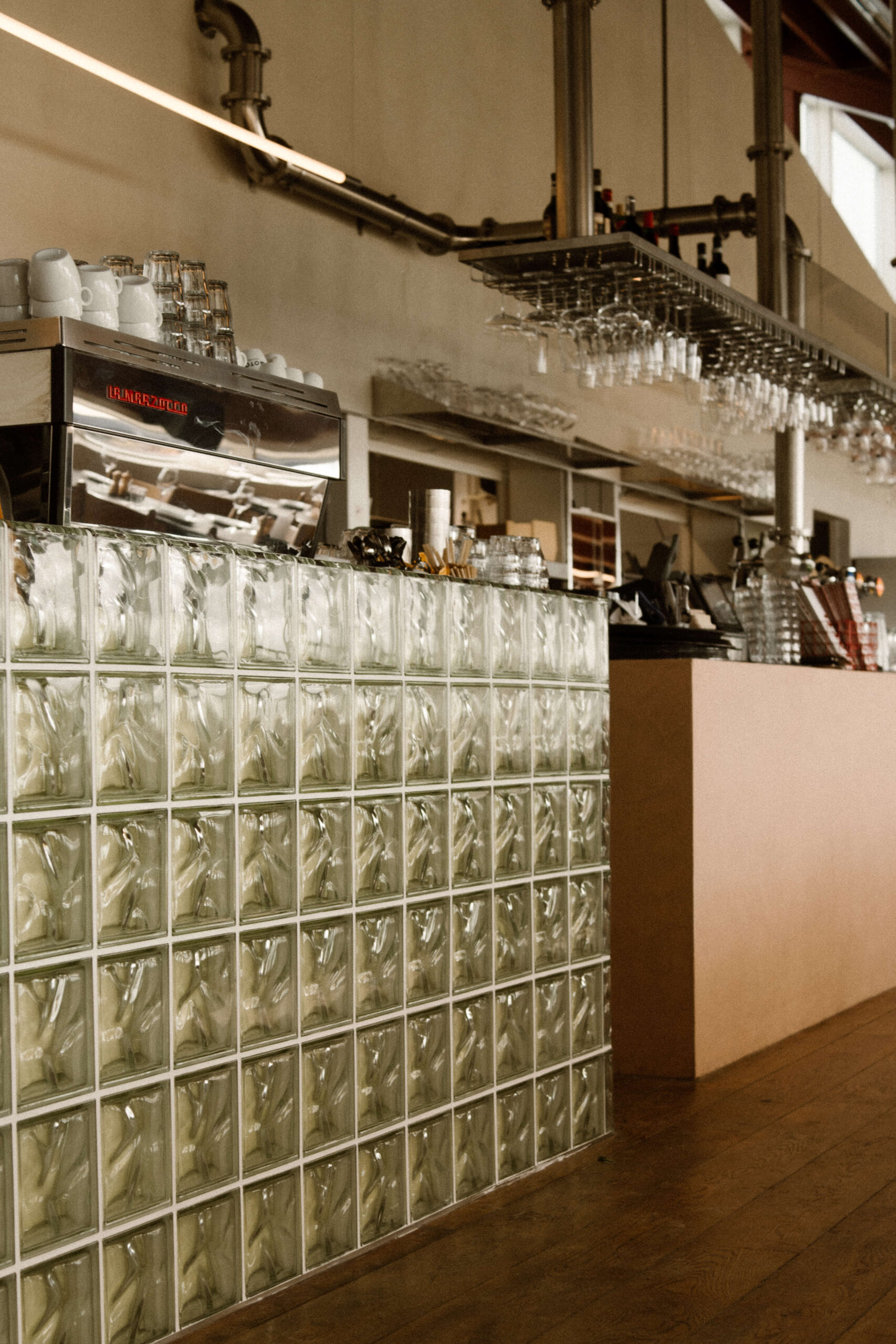 Foto van een ingedekte tafel