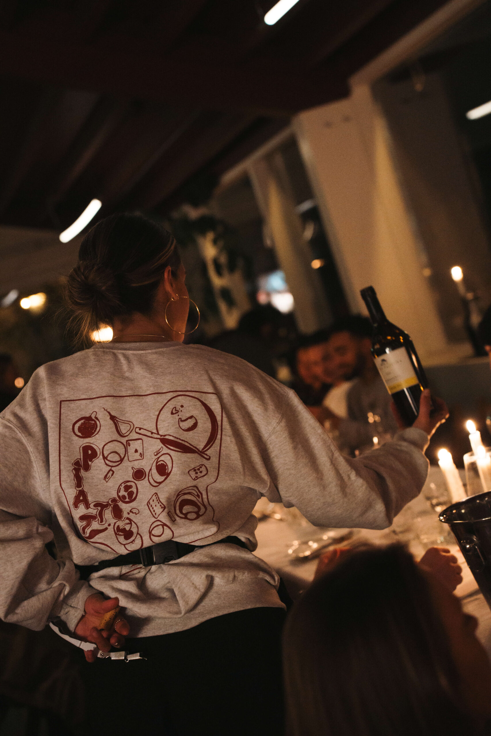 Foto van bediening die wijn wilt ingeschenken