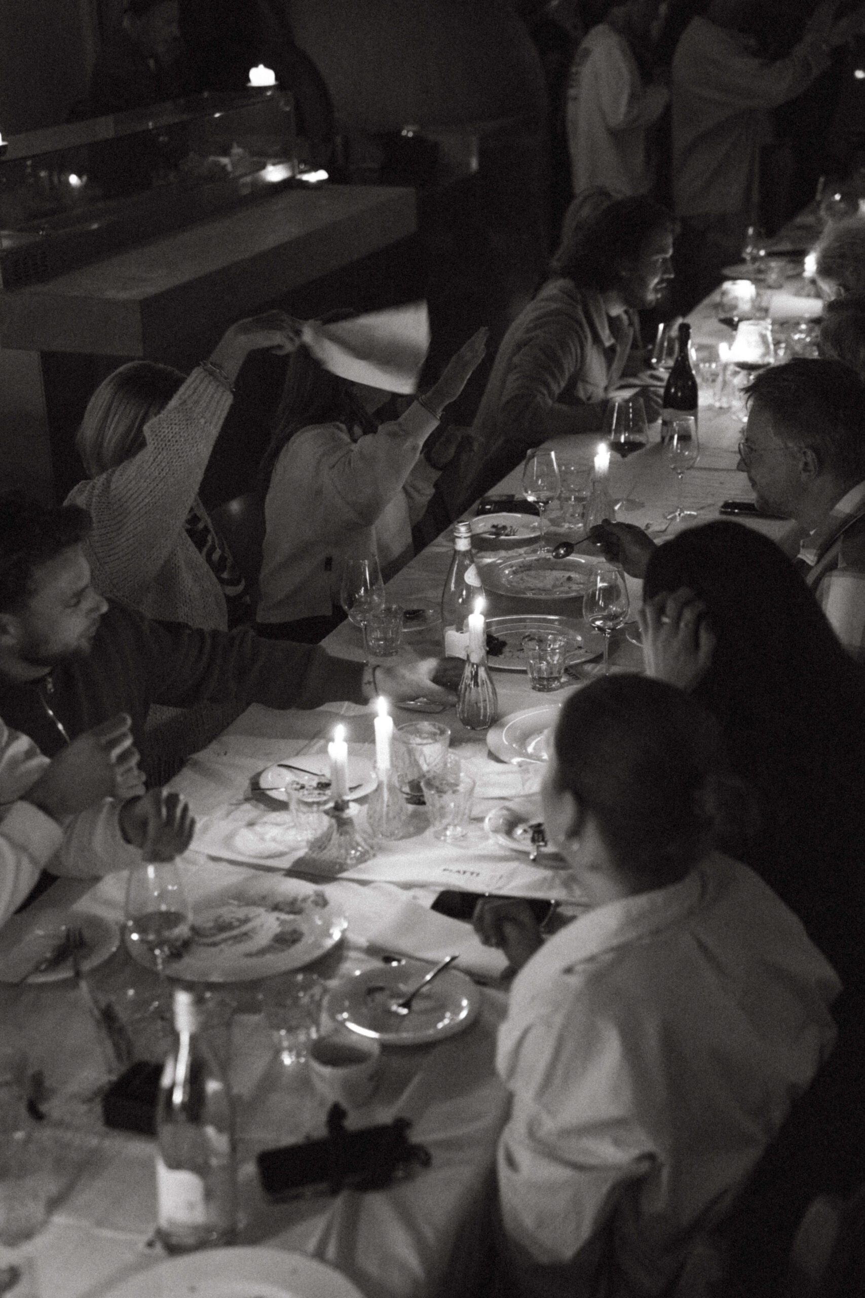 Foto van dinerende mensen bij piatti