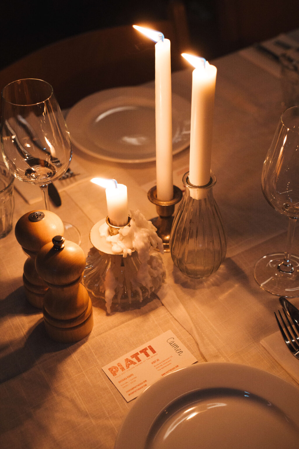 Foto van een brande kaars op tafel