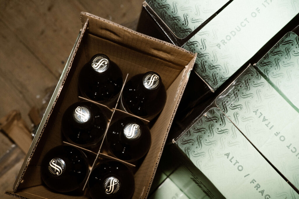 Foto van wijnen in een doos